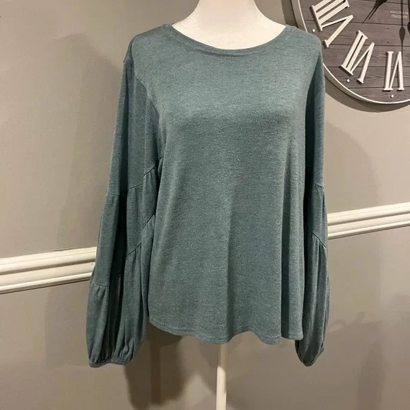 Women's Long Sleeve Puffy Sleeve - comfy Dress up or dress down -Size La… - Picture 3 of 7